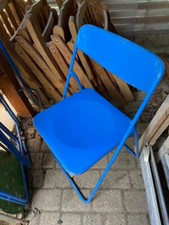 3 blaue Klappstühle