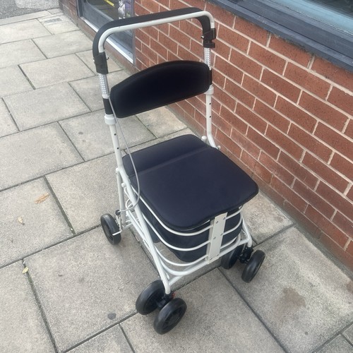 Nagelneuer sitzender gehhilfe - nagelneuer,