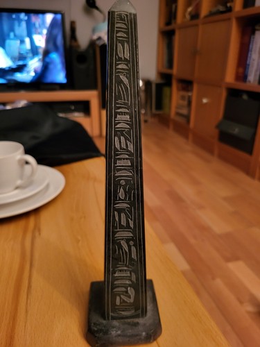 Obelisk basalt hieroglyphen - basalt,