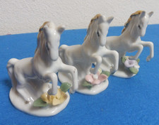 3 ? elegante Pferde Keramik Porzellan mit Blumen gold weiß springend Tier Figur