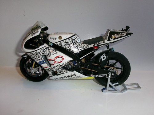 Valentino rossi yamaha - valentino,