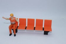 Sitzbank orange Bahnsteig