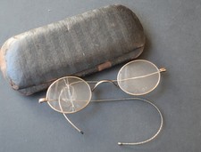 Alte antike Brille im Etui aus