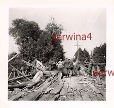 Kradschütze mit Motorrad an zerstörten Brücke bei Brjansk Russland Ostfront