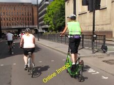 Foto 6x4 Freecycle Fahrer auf einem Elliptigo London Ich sah zwei Menschen auf diesem c2014
