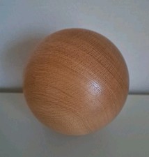 gedrechselte Holzkugel aus