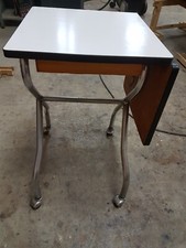beistelltisch weiß mit rollen und stahlrohr  ende 50er marke traymar