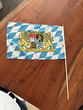 Bayernfahne 30x45cm mit Wappen, 60cm Holzstab, Bayerndeko Volksfest