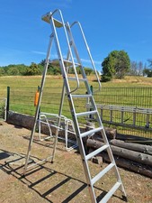 Zarges gebördelte Stehleiter Meistertritt  mit großer Plattform und Ablage profs