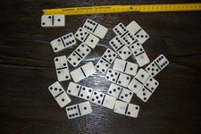 Grosse sehr alte Dominosteine