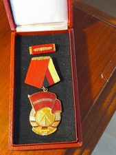 DDR Orden Banner der Arbeit Stufe II und Etui ,gekörnte Rückseite 1974-1989