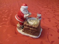 Weihnachtsmann am Brunnen aus