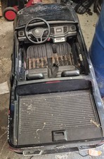 elektrisches Kinder-Aufsitzfahrzeug im Design eines VW Amarok