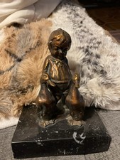 kleine bronze Figur Antik Junge Mit Zwei Gänsen 9x12,5cm Auf Marmor