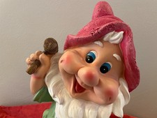 Zwerg mit Holzhammer und Pfahl