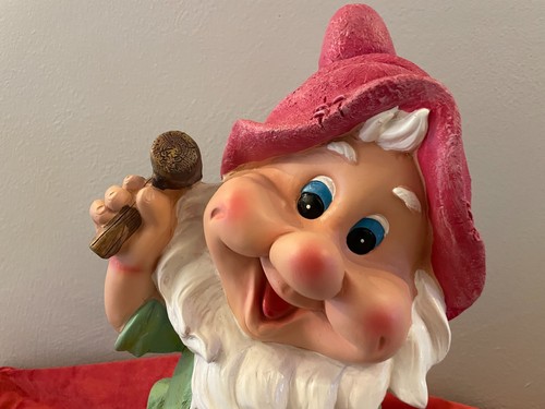 Zwerg mit holzhammer und - mit, pfahl