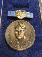 DDR Medaille Orden FDJ Artur Becker Sozialistische Zukunft unserer Jugend Badge