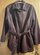 Schicker Mantel im Wildlederlook mit  Schlangenmuster