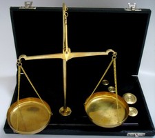 Antike Apotheker Goldwaage Feinwaage Gramm und Milligramm mit Schachtel