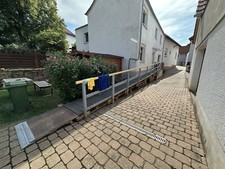 Selbstgebaute Holzrampe (Rollstuhlrampe) 9 Meter lang 90 cm breit