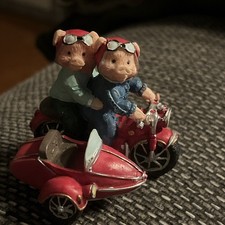 Schwein Figur mit Motorrad Und Beiwagen, Steinfigur, Handbemalt