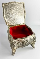 Schmuckdose auf Beinen