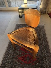 Brutalistischer Dreibeinstuhl