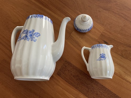 Kaffeekanne und milchkännchen - kaffeekanne,