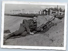 Wehrmacht Soldat mit MG 34 Maschinengewehr - WK2 Foto 10x7cm