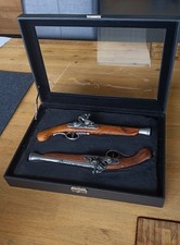 Deko Pistolen mit  Vitrinenkoffer