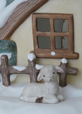 Goebel Figur - Nina & Marco - Schäfchen liegend - Lämmchen für Midi Krippe