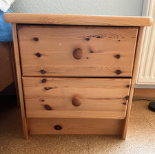 Nachtschränkchen aus Kiefernholz, lackiert und mit 2 Schubladen