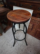 Pflanzenständer im Industriestil