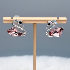 Asymmetrishe Schwan-Ohrringe