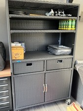 Rattan-Schrank für die Terrasse