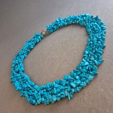 Türkiskette aus Splittern –