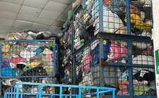 Box Konvolut Kleidung signiert