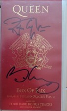 QUEEN -  Autogramme von BRIAN MAY und ROGER TAYLOR auf VHS-BOX OF FLIX