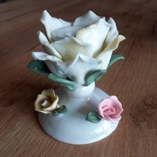 Kerzenleuchter Keramik,weiß mit gelben Rand,verziert mit kl. Rosen,7,5 cm hoch