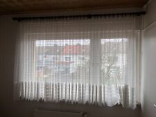 Weiße kurze Gardine mit passender Leiste schlicht