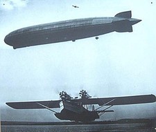 Altes Reklame Blechschild Oldtimer Zeppelin mit Flugzeug