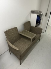 Zweisitziges Geflechtsofa mit integriertem Tisch