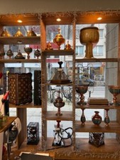 Schaufenster Holzregalen mit Tisch