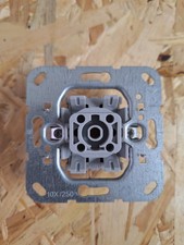 Gira Einsatz Kreuzschalter 10AX 250 V (010700)