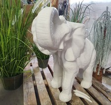 Gartenfigur Elefant XXL, verschiedene Farben mit Stoßzähnen