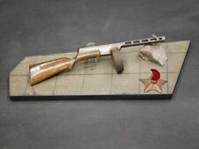 48097 - Die glorreiche Rote Armee. Denkmal mit Miniatur-Kalaschnikow