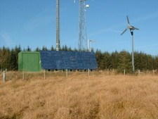 Foto 6x4 grüner Funkmast mit Solarpanel und Windgenerator Gors Goch \ c2007