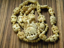 Halskette mit Anhänger Groß Knochen Alt Beige Farbig Schmuck Selten ! Kunst !