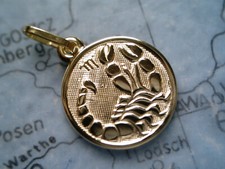 Skorpion Kettenanhänger runde Platte Gold 333, Sternzeichen Platte Gold 333