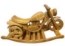 Schaukelpferd und Laufrad in